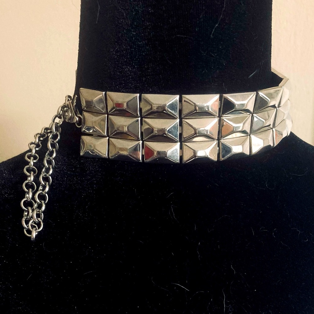 DOLCE & GABBANA silver-toned choker.